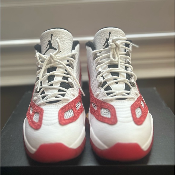 Jordan 11 Retro IE Chicago Men’s Size 9 Sneakers 2017 Release 👟🔥 - Picture 2 of 7